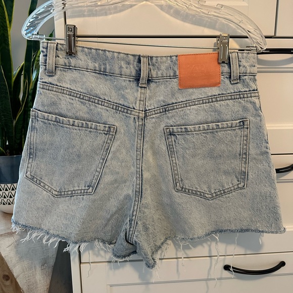 Zara Womens Size 6 Light Denim High Waisted Cutoff Shorts Button Fly - Picture 2 of 4